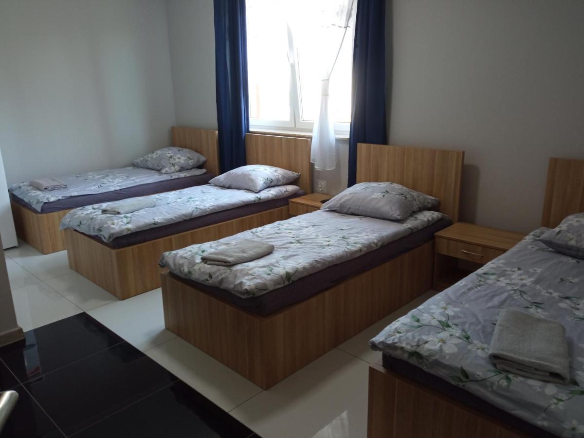 Czerwony Szafir Grodzisk Vandrarhem Grodzisk Mazowiecki Exteriör bild